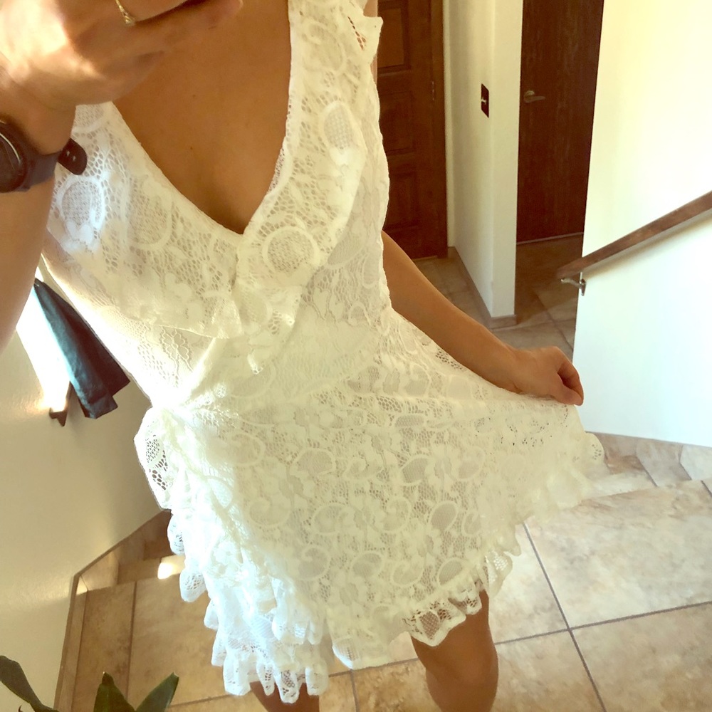 Small Charlotte Russe White Floral Dress 👗🔥
